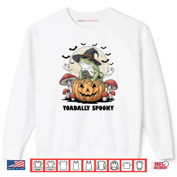 Sweatshirt Toadally Spooky Funny Halloween Frog On Pumpkin with Bats Shirt